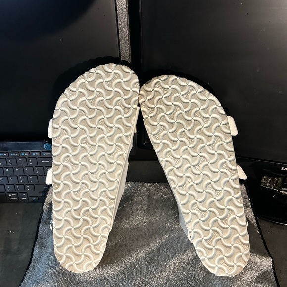 Birkenstock Sandals tried on and worn once wrong size comes with original box - Picture 5 of 5